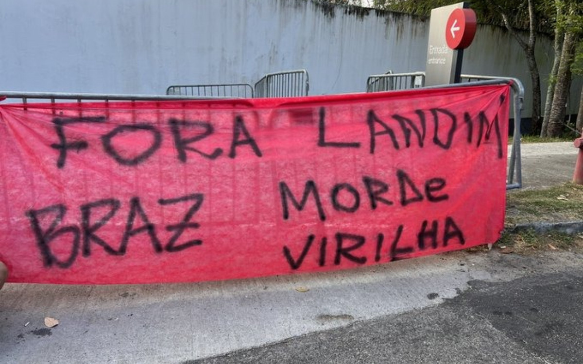 Torcedores do Flamengo fazem protesto nesta sexta (10)no Ninho do Urubu