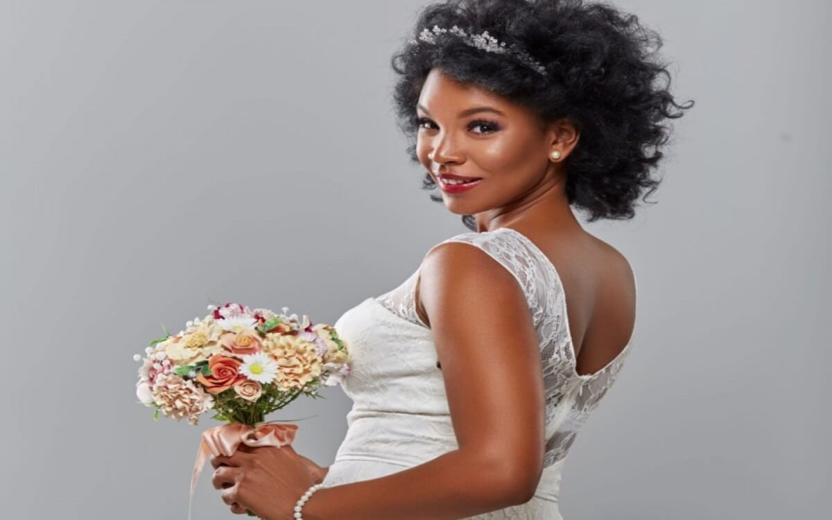 Uma das escolhas mais significativas para as noivas, sem dúvida, é o penteado (Imagem: Svetography | Shutterstock)