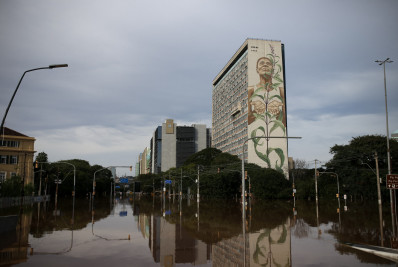 Adutora se rompe em Porto Alegre e 14 bairros ficam sem água