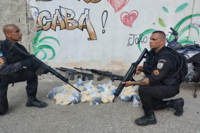PM prende dois criminosos com fuzil, drogas e motocicleta roubada em Belford Roxo