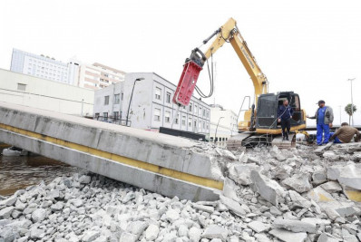 Porto Alegre derruba passarela e usa pedregulhos para acesso a Canoas
