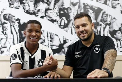 Botafogo anuncia renovação contratual com trio da base