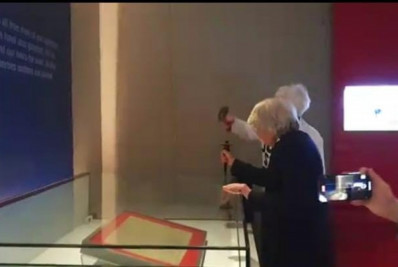 Vídeo: Idosas tentam quebrar vidro que protege Magna Carta a marretadas; veja vídeo