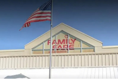 Bizarro: mulher é descoberta morando dentro de letreiro de supermercado