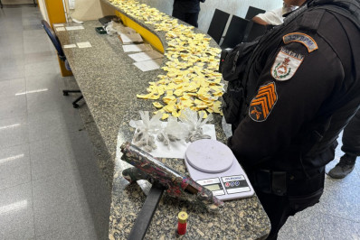 Polícia Militar apreende armas e drogas em casa abandonada em Macaé