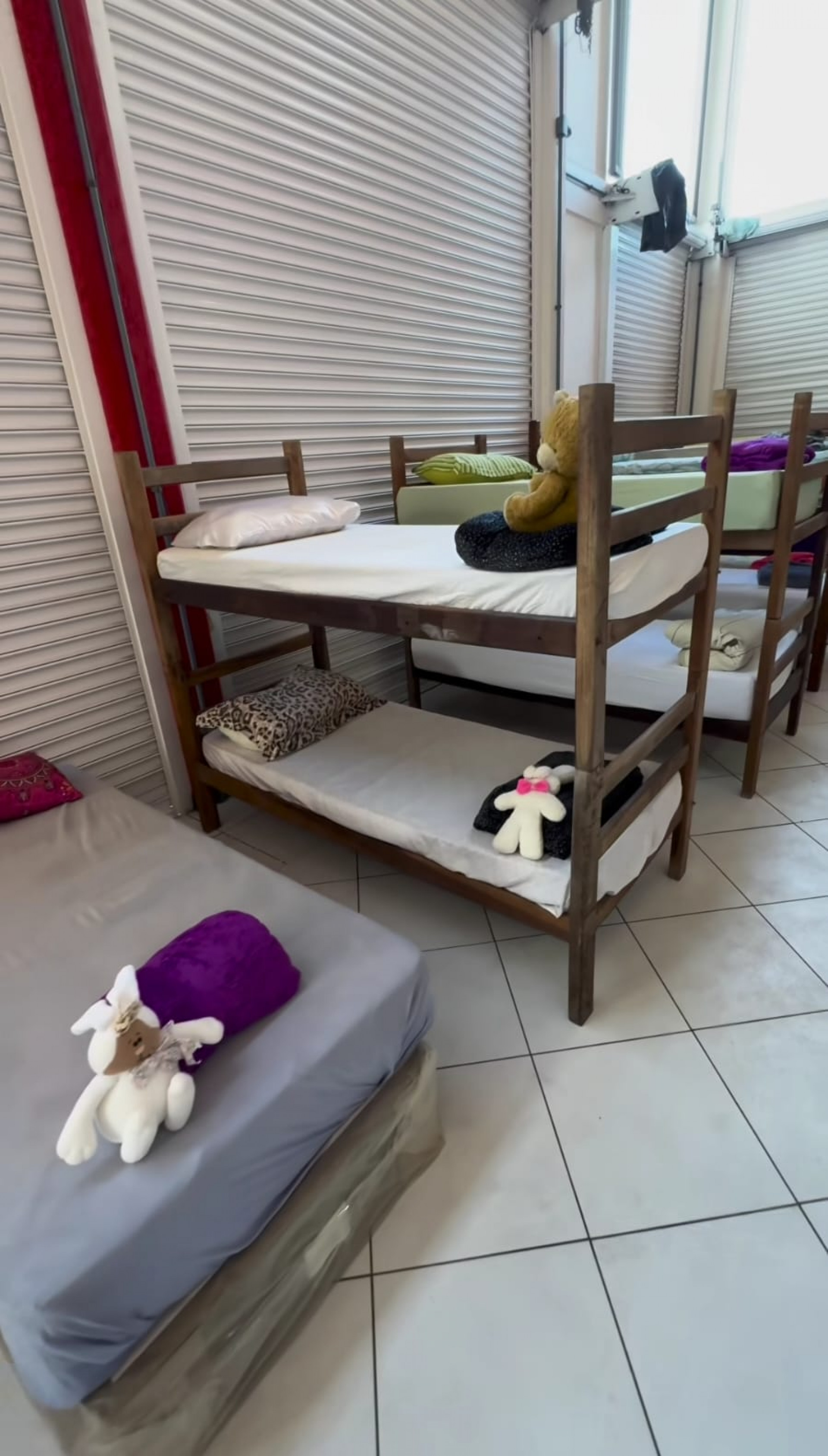 Primeiro abrigo exclusivo para mulheres e crianças vítimas da catástrofe climática do Rio Grande do Sul - Reprodução de vídeo