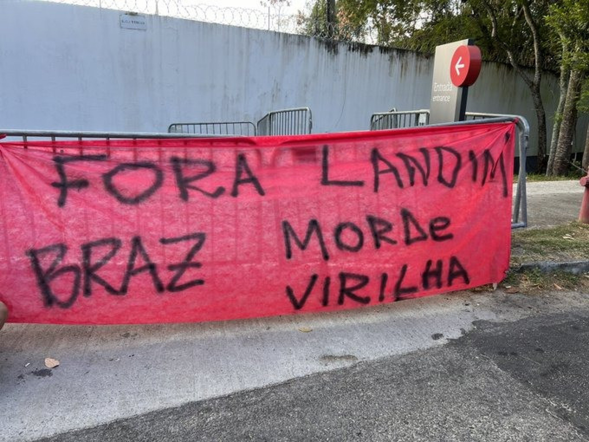 Torcedores do Flamengo fazem protesto nesta sexta (10)no Ninho do Urubu - Foto: Wesley Ramon