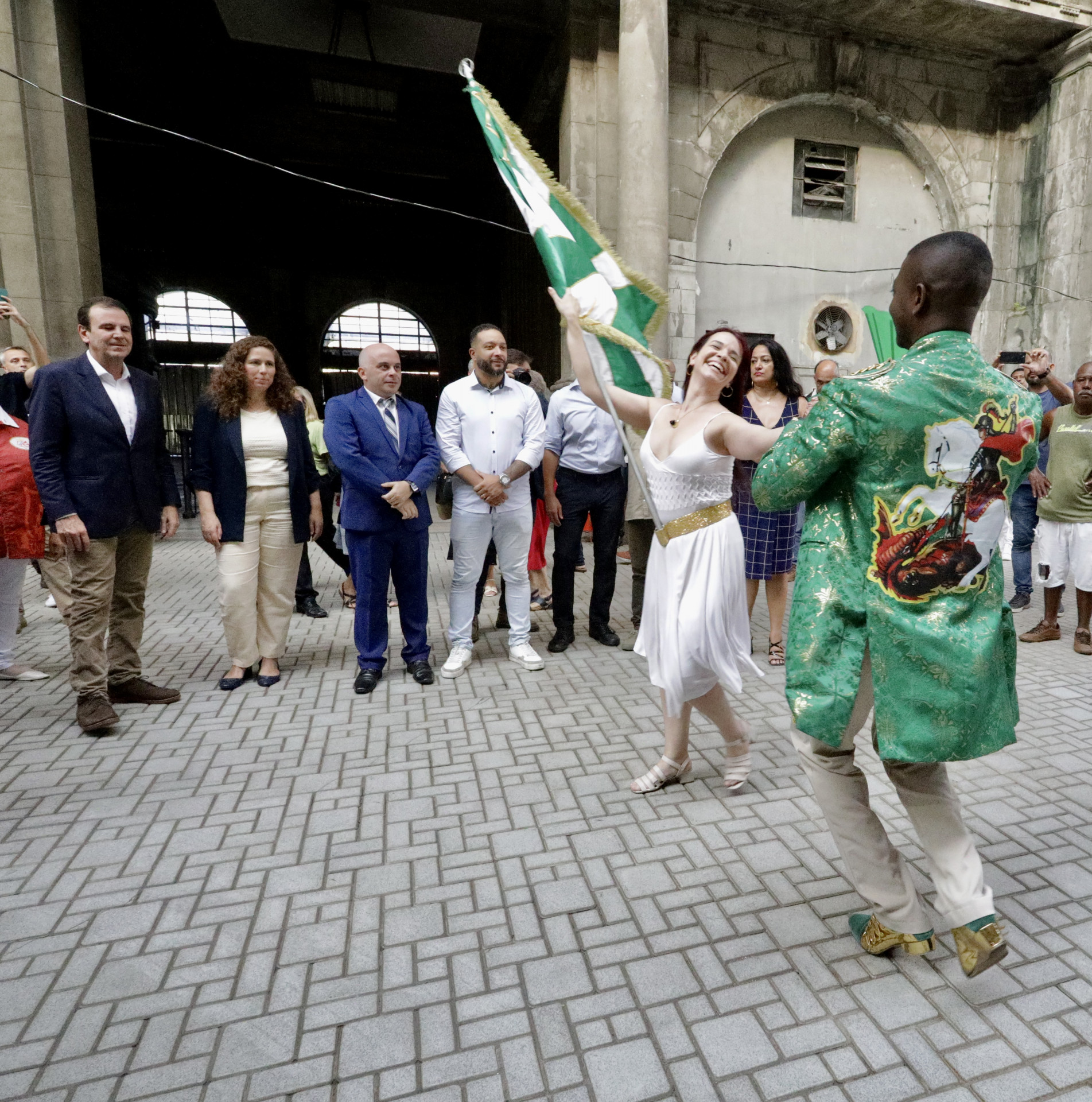 Cerimônia foi encerrada com uma pequena apresentação de representantes de escolas de samba da Série Ouro