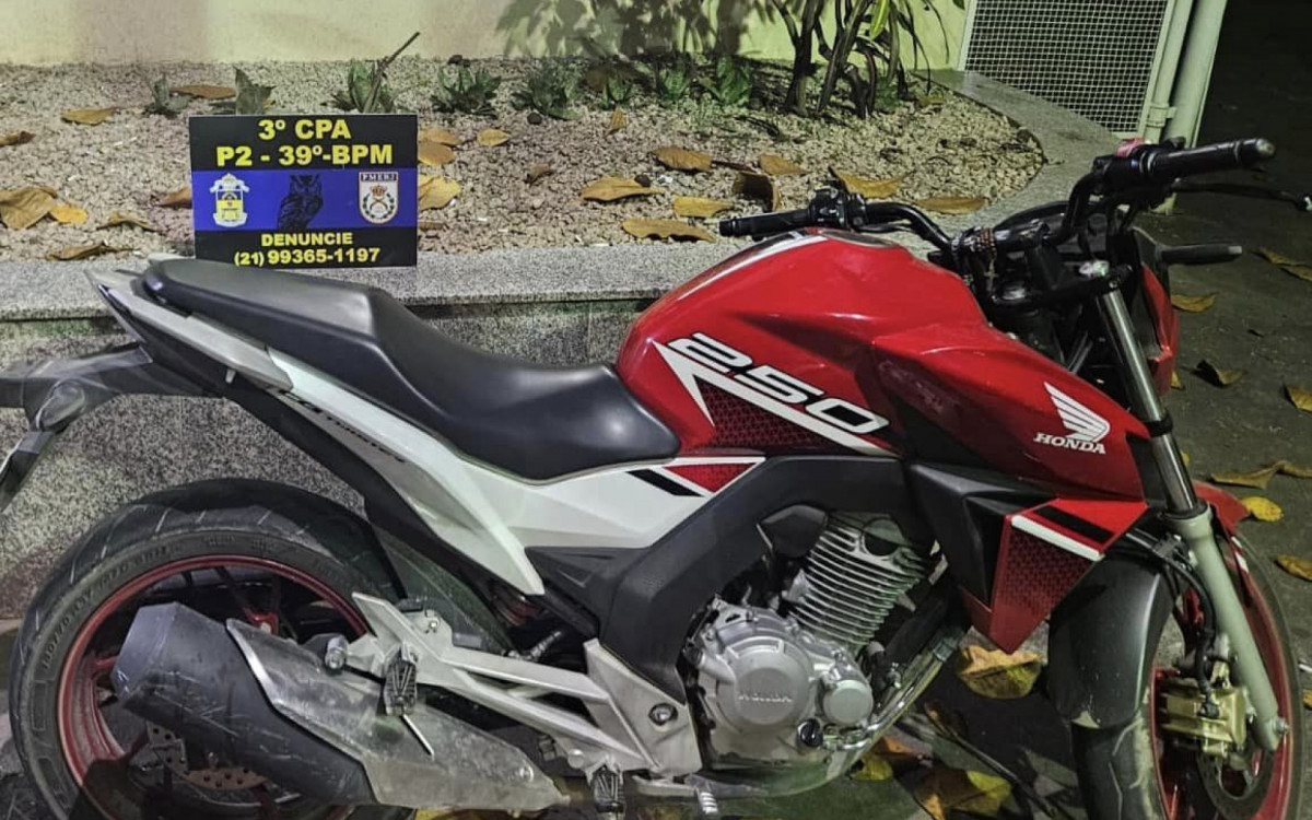 A motocicleta apreendida pelos policiais militares do 39º BPM com os milicianos presos
