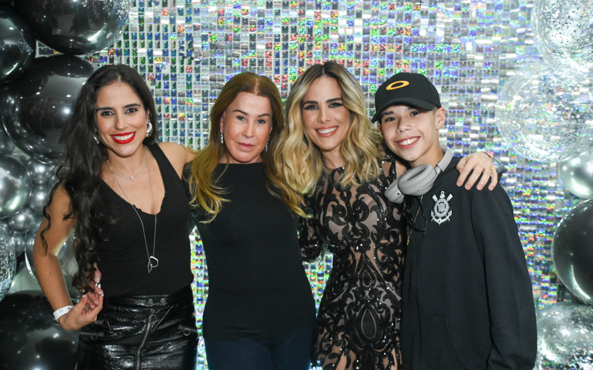 Wanessa Camargo ao lado da mãe Zilu, da irmã Camila e do filho José Marcus