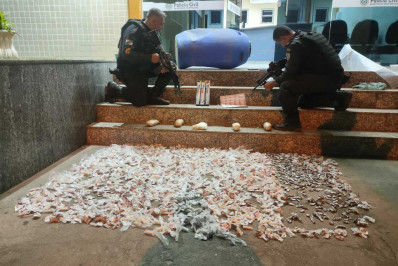 Dois homens são presos por esconderem drogas em Araruama