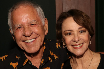 Famosos prestigiam estreia de peça com Nívea Maria e Rainer Cadete