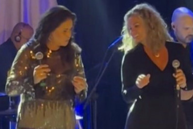 Mulher de Joanna participa pela 1ª vez de show da cantora e celebra: 'Sempre iluminando meus caminhos'