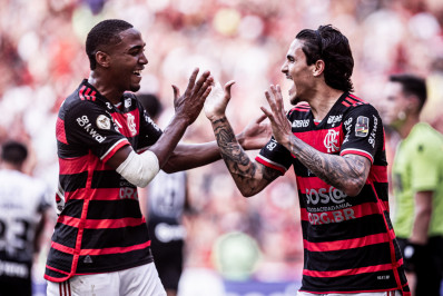 Flamengo joga bem, vence o Corinthians e dorme na liderança do Brasileirão