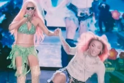 Pabllo Vittar leva tombo durante show com a cantora Karol G