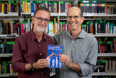 Dupla da Baixada lança livro com dicas objetivas, práticas e de fácil aplicação na vida profissional