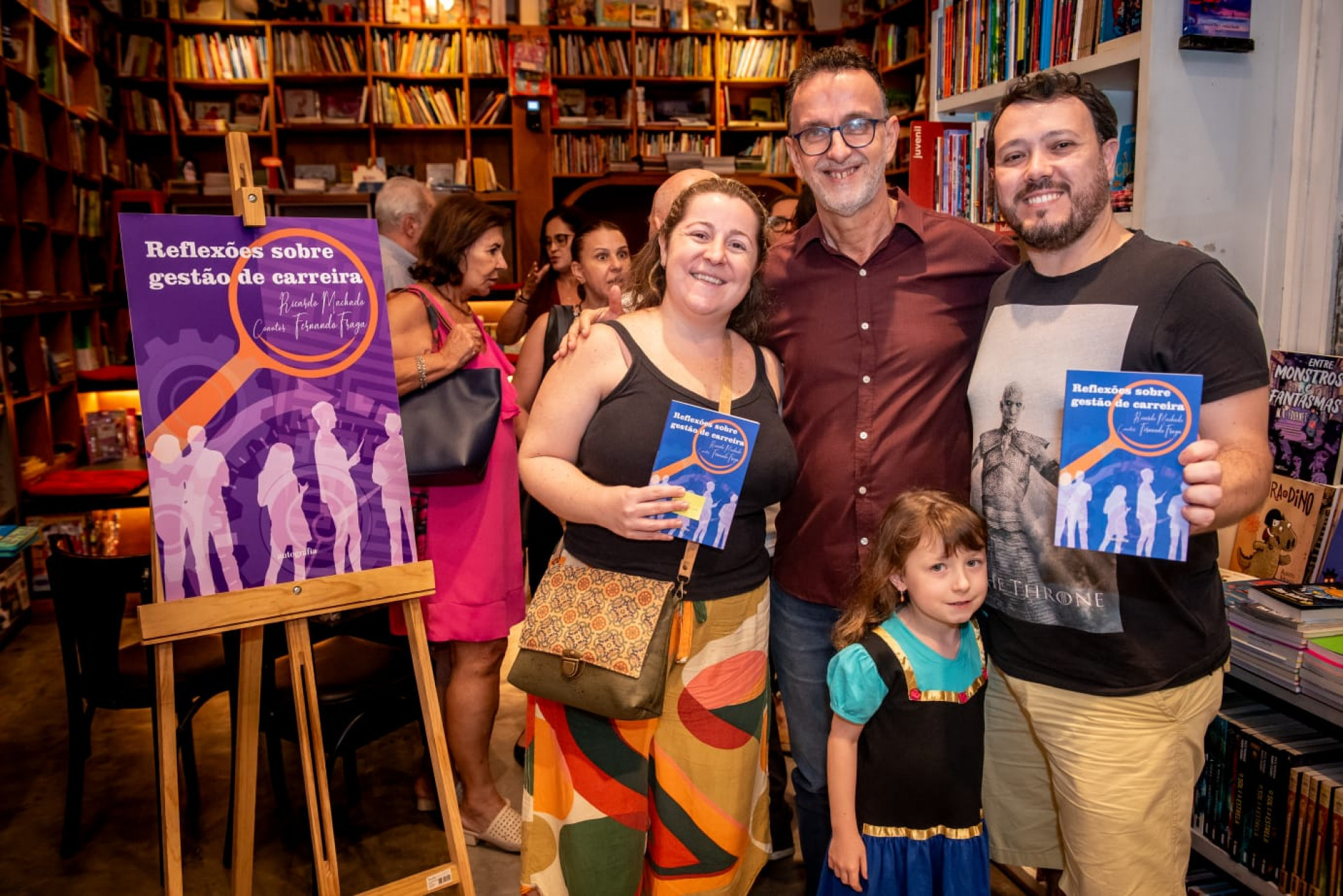 Fam&iacute;lia com o gestor de carreiras e professor universit&aacute;rio, Ricardo Machado, no lan&ccedil;amento do livro f&iacute;sico e o e-book "Reflex&otilde;es sobre gest&atilde;o de carreira"  - Divulga&ccedil;&atilde;o
