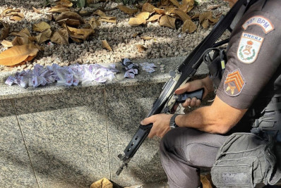 PM prende suspeito com sacola cheia de drogas em Belford Roxo