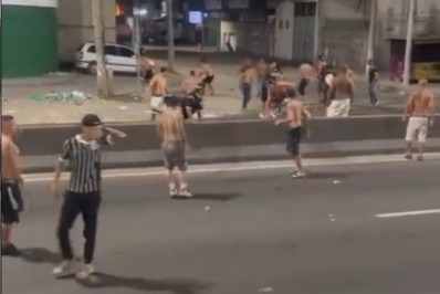 Vídeo: Torcedores do Corinthians entram em rua de acesso à Maré em confronto com organizada do Fla 