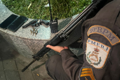PM prende quatro suspeitos e apreende revólver em comunidade da Baixada