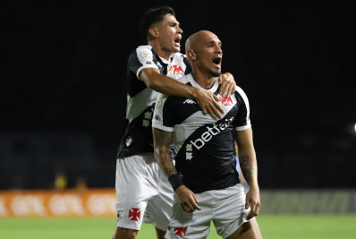 Em noite de 'garçom' de Payet, Vasco bate Vitória e deixa o Z-4 do Brasileiro