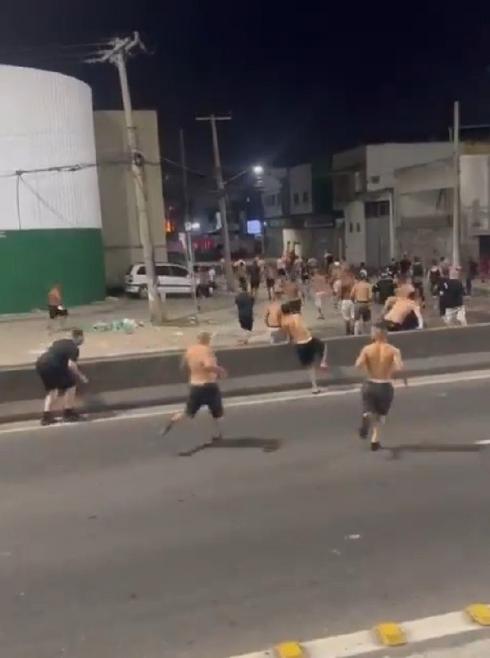 Hinchas del Corinthians persiguen a miembros de la organización de Florida tras el ataque a un tren de Sao Paulo