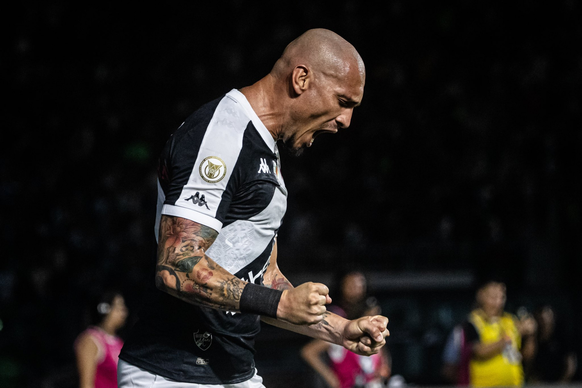 Maicon vibra após marcar o gol que abriu caminho para o triunfo do Vasco sobre o Vitória, na Colina - Leandro Amorim / Vasco