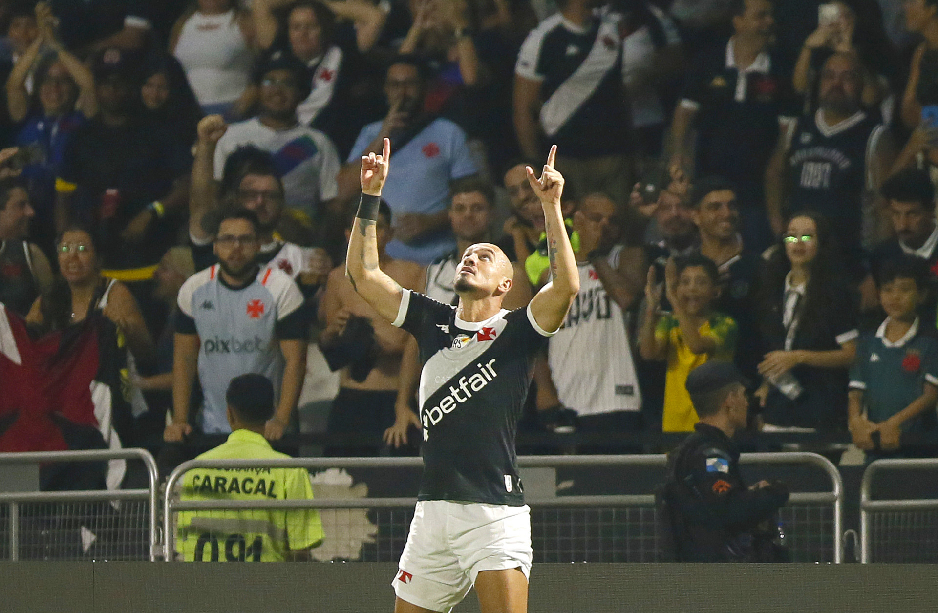 Maicon marcou seu primeiro gol com a camisa do Vasco para abrir o marcador diante do Vitória - Marcelo de Jesus / MDJ Photos