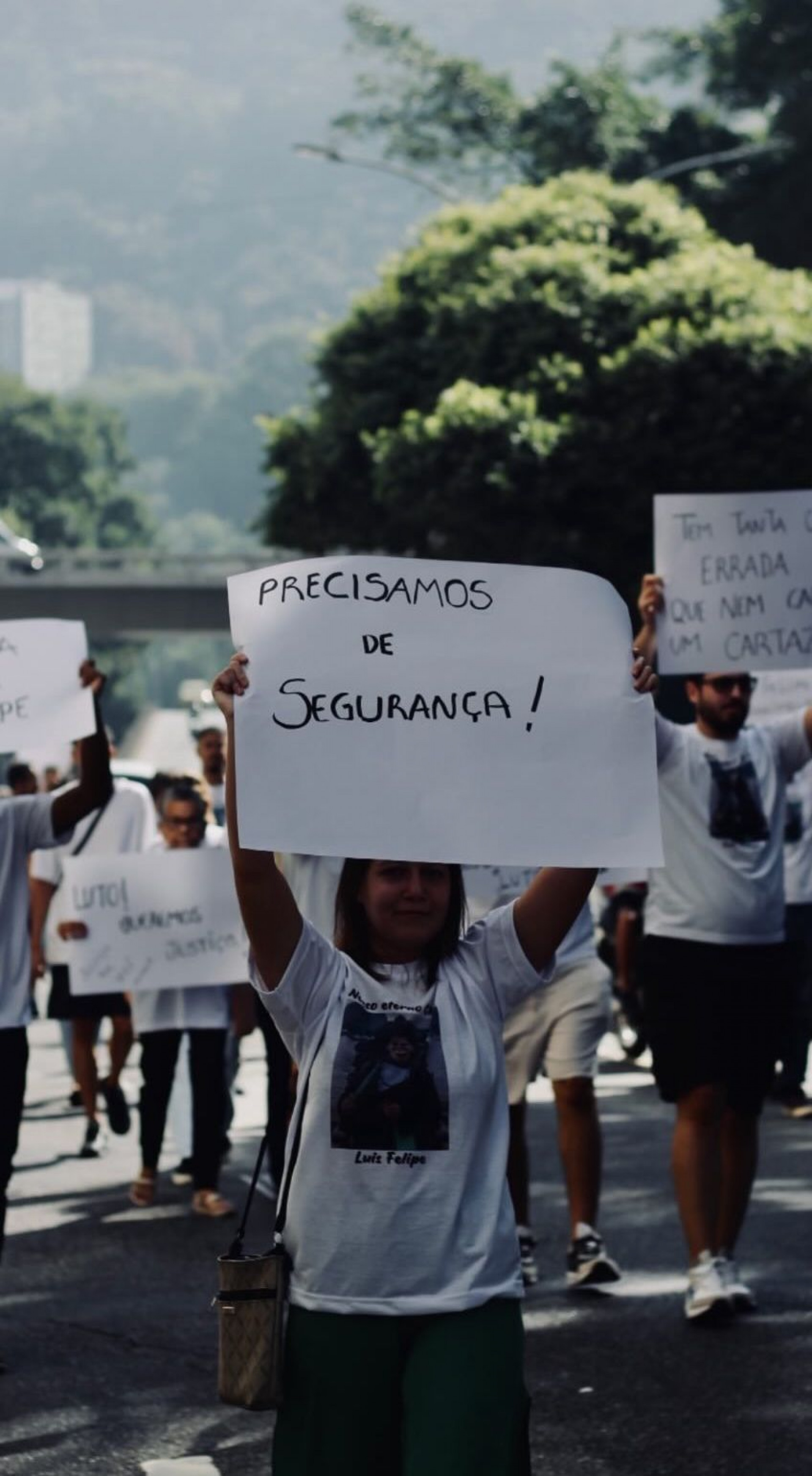As pessoas presentes na caminhada protestaram por mais seguran&ccedil;a - Divulga&ccedil;&atilde;o