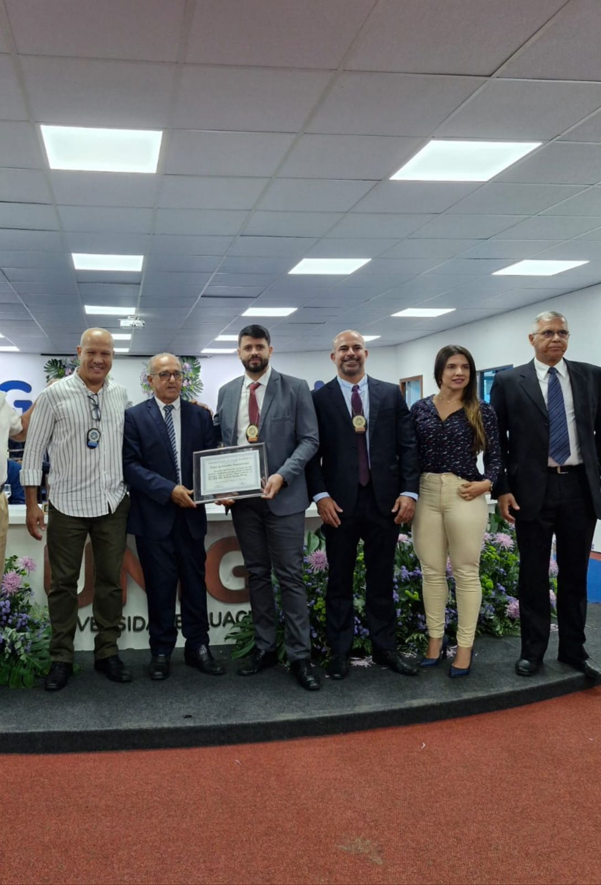 Investigador Reinaldo Severo, vereador Lalá, delegado Gabriel, delegado Eduardo, a noiva dele, Roberta, ( também policial ) e o coronel Boechat. 