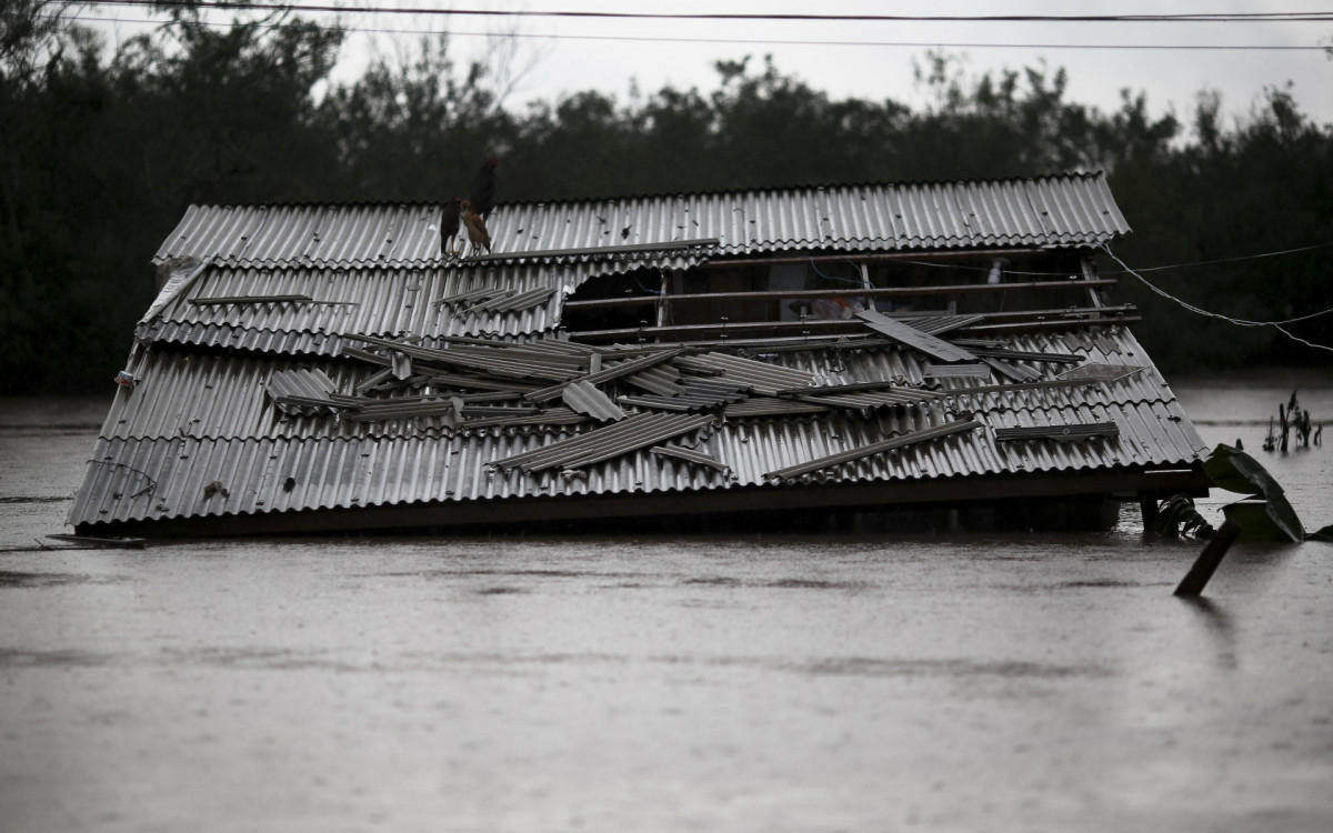 Casa é vista debaixo d'água no bairro Arquipélago, em Porto Alegre, no RS - AFP