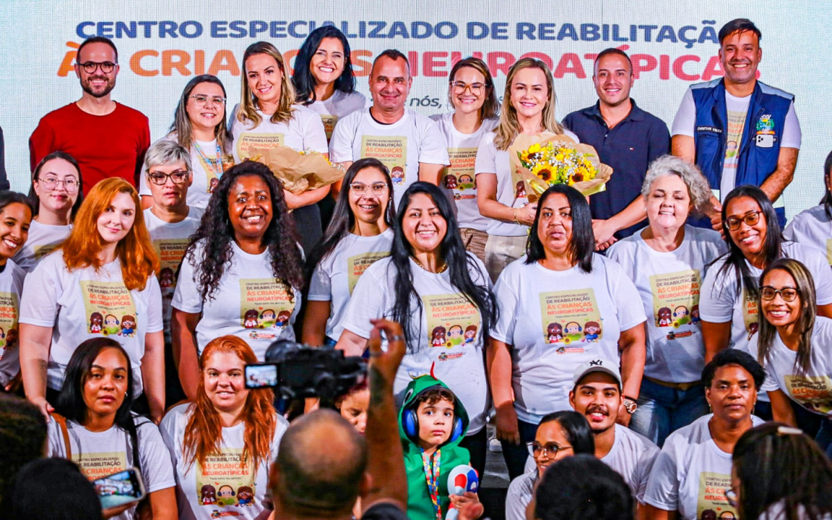 Waguinho, Daniela do Waguinho e secretários com o pessoal que irá trabalhar no centro Especializado