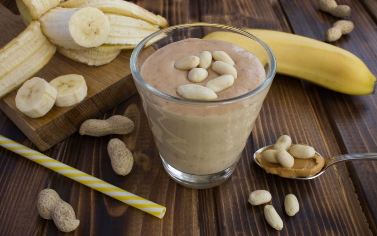 Vitamina de banana com pasta de amendoim (Imagem: Liudmyla Yaremenko | Shutterstock)