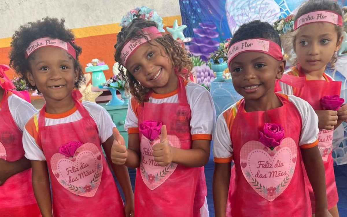 Alunos da creche felizes no encerramento da Semana da Família \