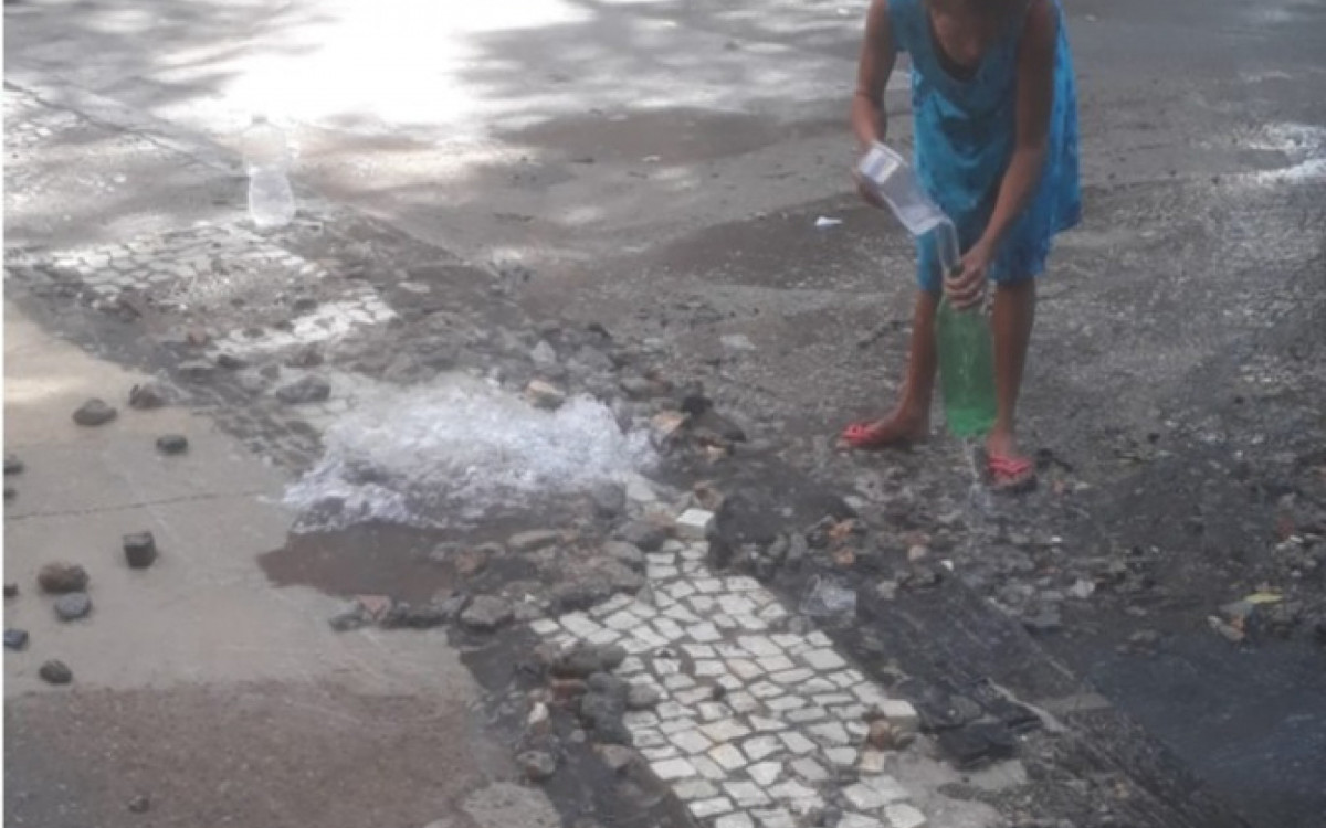 Moradores relataram que o vazamento teve in&iacute;cio durante a madrugada