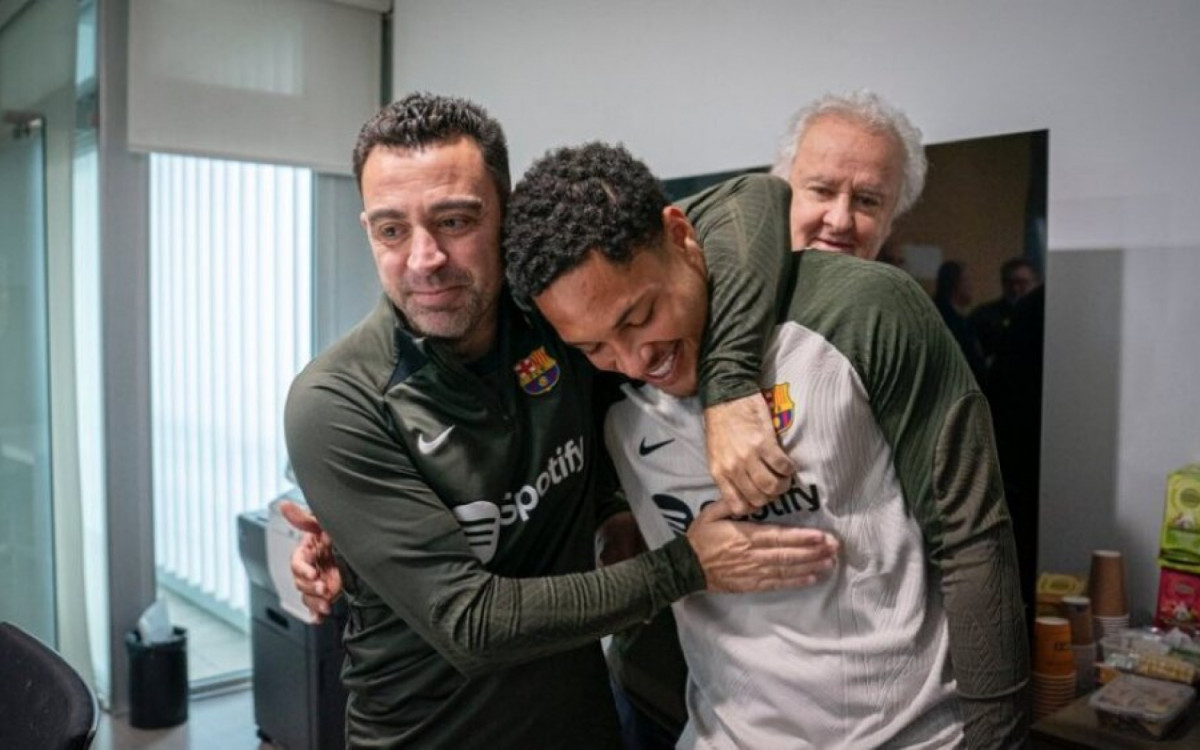 Xavi e Vitor Roque em primeiro treino do atacante no Barcelona