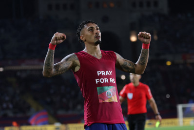 Raphinha mostra apoio ao RS após marcar em vitória do Barcelona