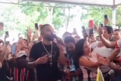 Vídeo! Alexandre Pires aparece de surpresa e dá canja em roda de pagode: 'Não resisti'