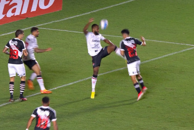 Áudio do VAR não considera que houve pênalti para o Vasco: 'Acidental'