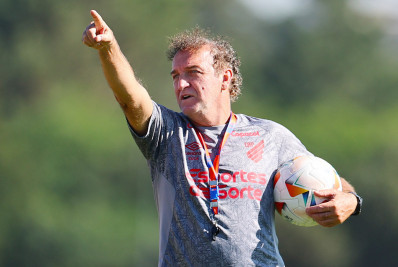 Após reunião, Cuca deixa o comando do Athletico-PR
