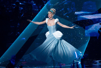 Katy Perry se transforma em Cinderella ao vivo; veja vídeo