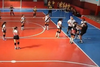 Vídeo! Técnico de vôlei do Vasco é demitido após agredir jogadora em quadra