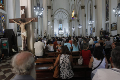 Fiéis lotam igrejas em celebração ao dia de Nossa Senhora de Fátima