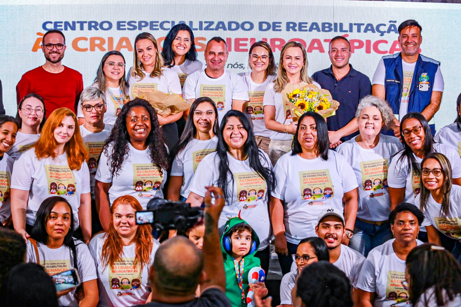 Waguinho, Daniela do Waguinho e secret&aacute;rios com o pessoal que ir&aacute; trabalhar no centro Especializado - Rafael Barreto / PMBR