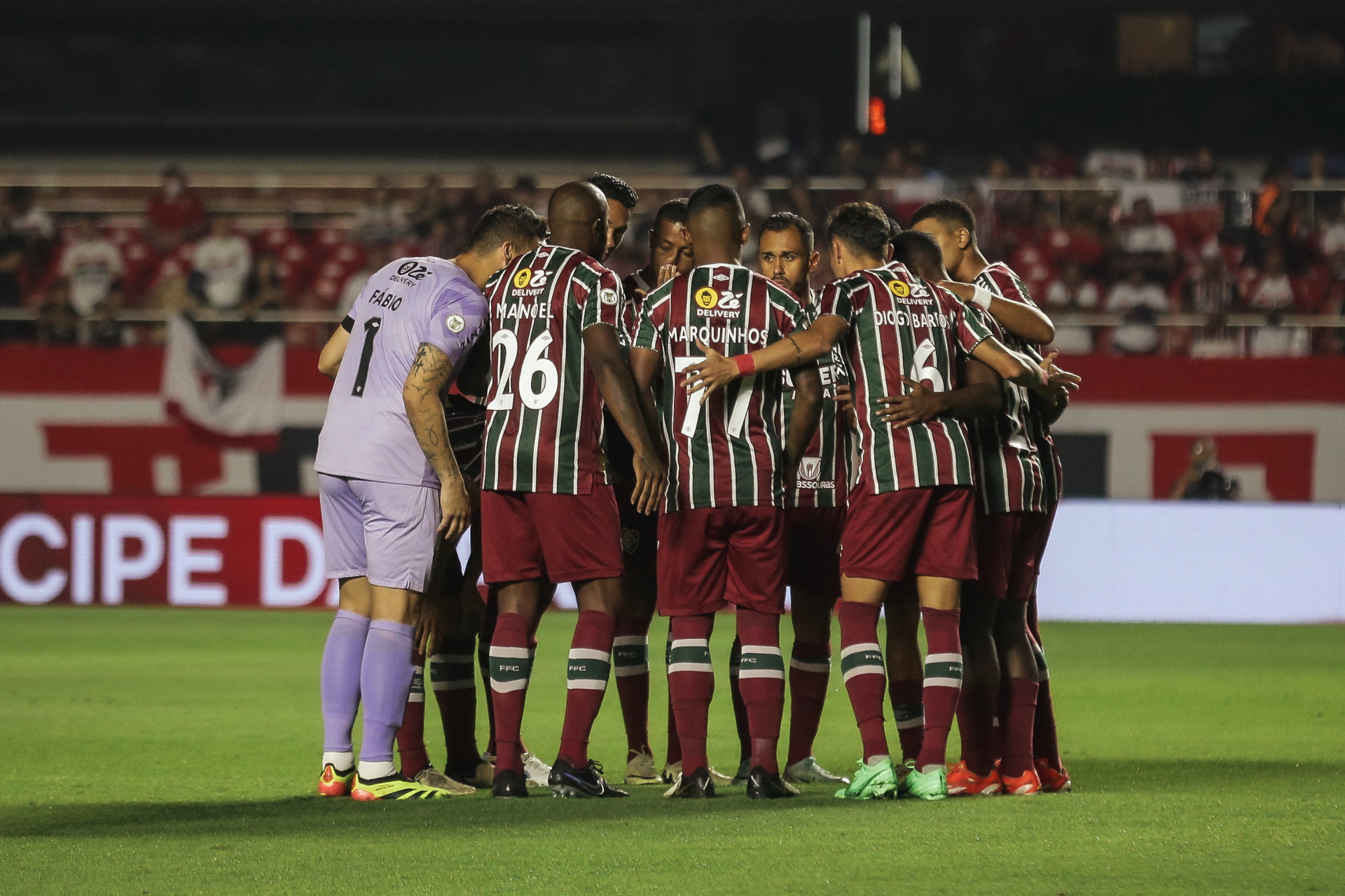 Jogadores do Fluminense se reúnem no gramado - Lucas Merçon/Fluminense Fc