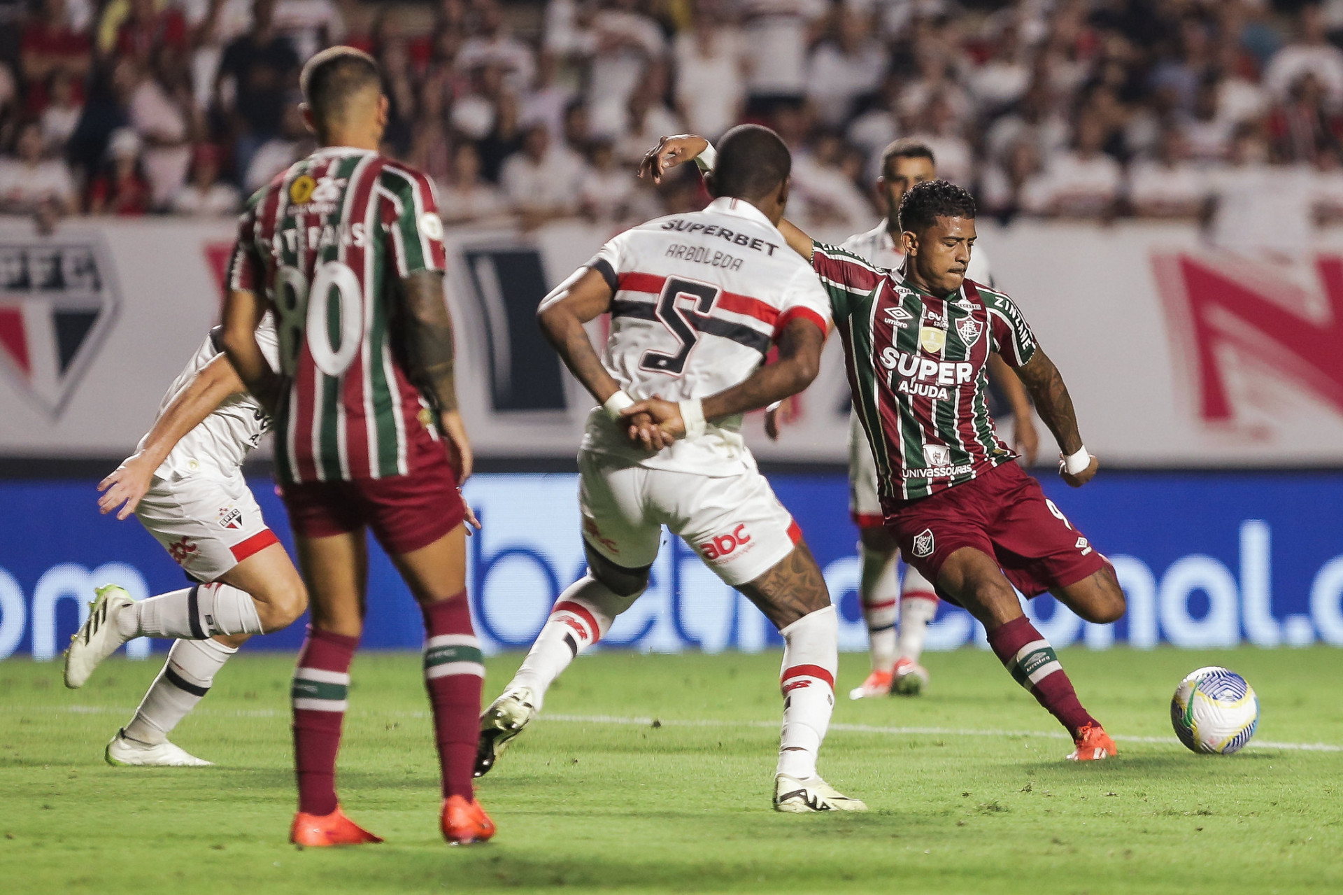 Finalização de John Kennedy, do Fluminense, no jogo contra o São Paulo - Lucas Merçon/Fluminense