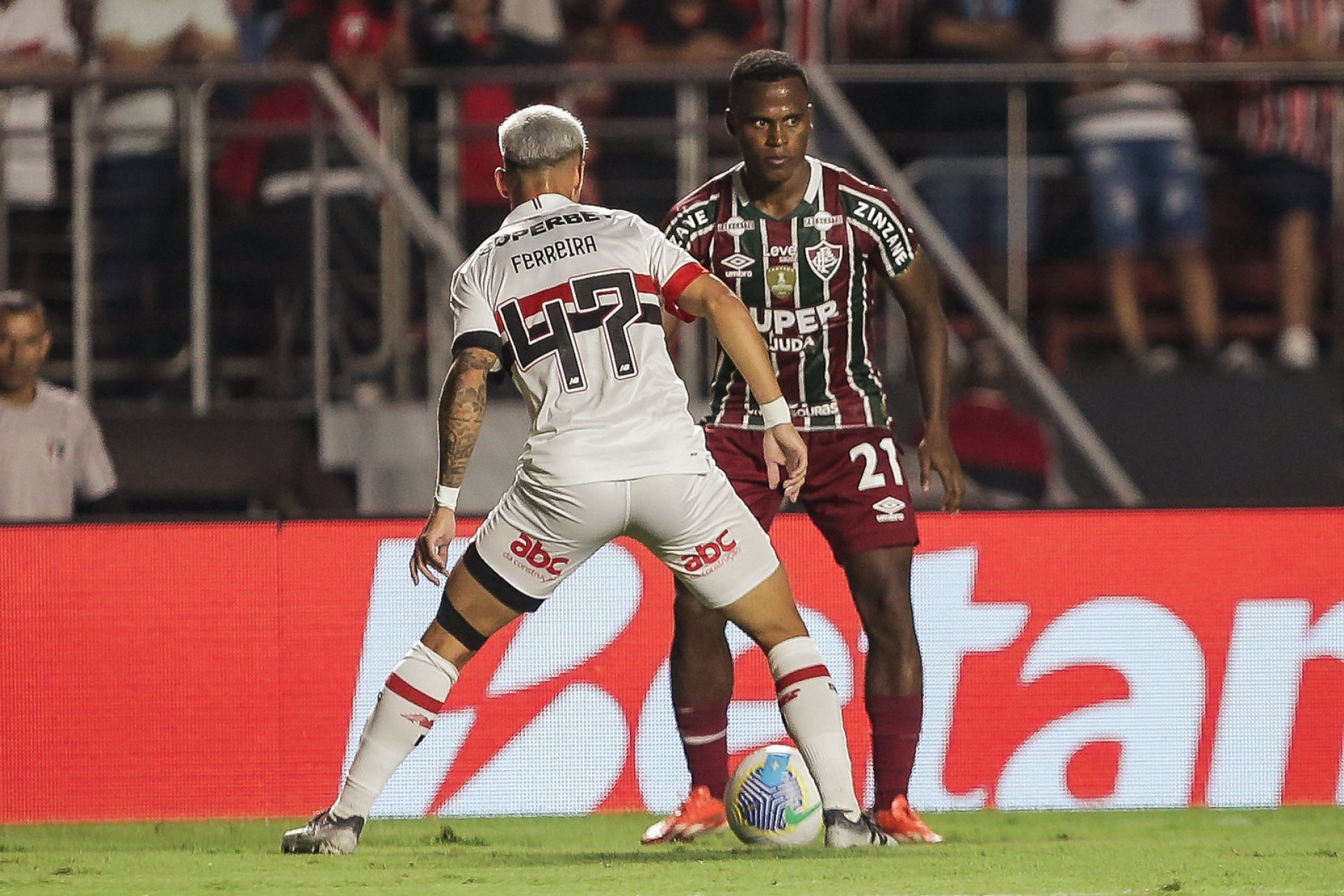 Arias encara a marcação de Ferreirinha em São Paulo x Fluminense - Lucas Merçon/Fluminense