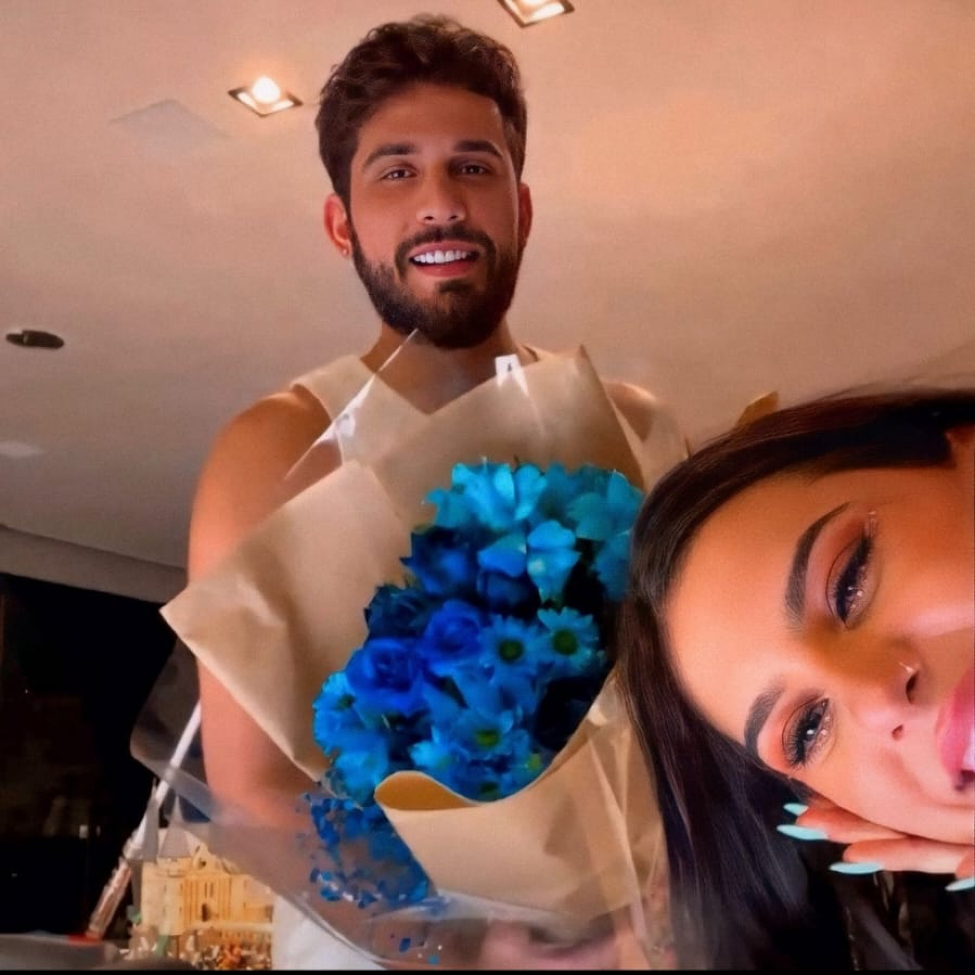 Gustavo Mioto com buquê de flores que recebeu de Ana Castela - Reprodução / Instagram