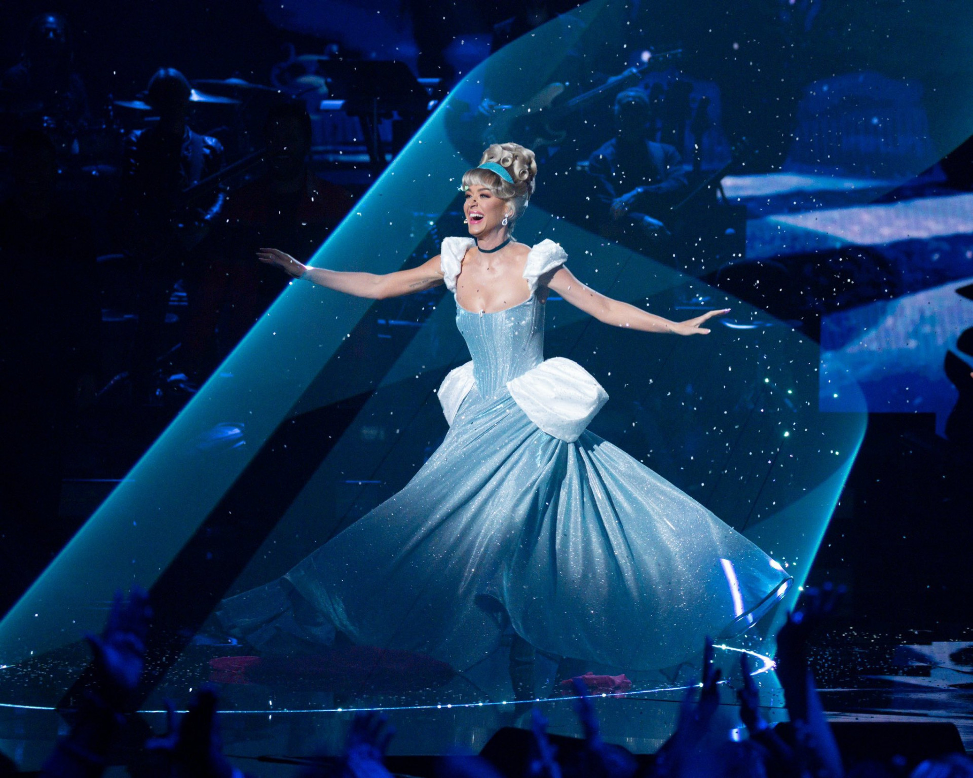 Katy Perry se transforma ao vivo em Cinderella  - Reprodu&ccedil;&atilde;o de v&iacute;deo
