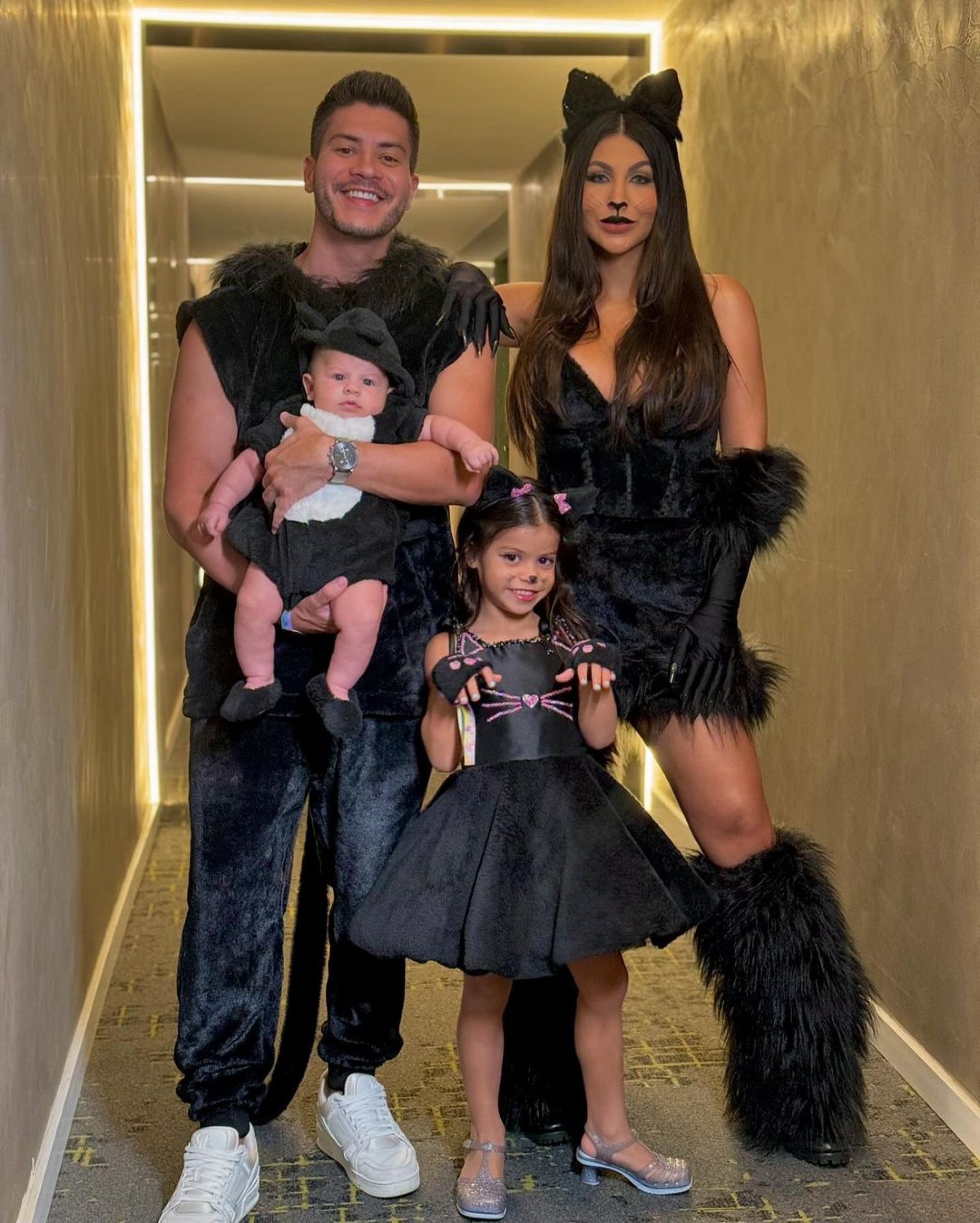 Jheny Santucci, Arthur Aguiar, o filho do casal e Sofia - Reprodução / Instagram 